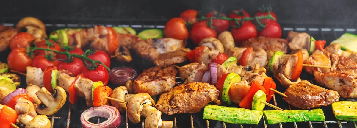 Professionele BBQ catering voor grote groepen: zorgeloos genieten van begin tot eind